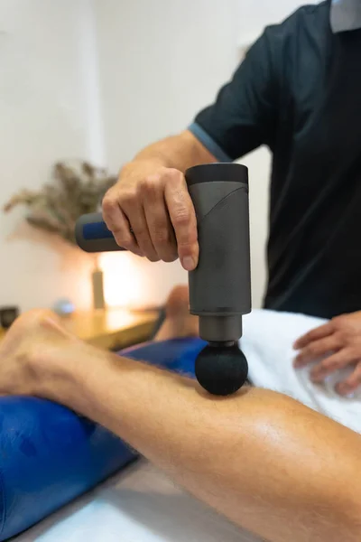 Fysiotherapeut Doet Een Fysiotherapeutische Massage Aan Klant Bal Van Het — Stockfoto