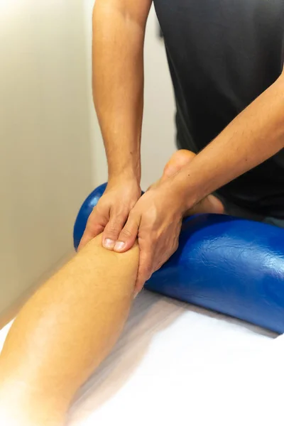 Fysiotherapeut Doet Een Fysiotherapie Massage Aan Klant Bal Van Het — Stockfoto