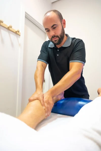 Fysioterapeut Sjukgymnastik Massage Till Klienten Benet Sport Återhämtning — Stockfoto