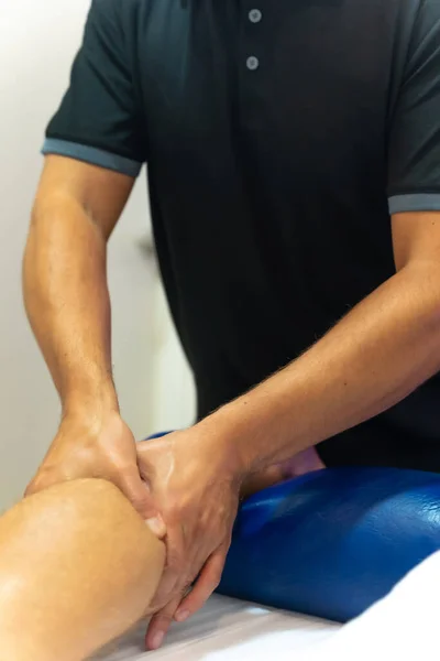 Fyzioterapeut Při Fyzioterapeutické Masáži Klienta Noze Sportovní Zotavení — Stock fotografie