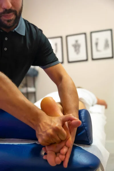 Sjukgymnast Sjukgymnastik Massage Till Klienten Sulan Foten Sport Återhämtning — Stockfoto