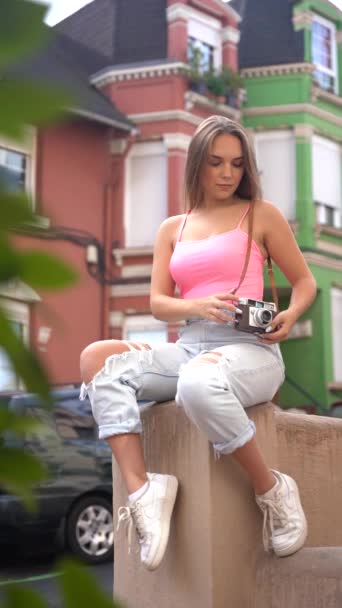 Retrato Turista Rubia Barrio Con Casas Con Fachadas Coloridas Sentado — Vídeos de Stock