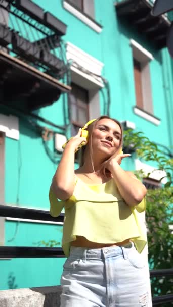 Letni Styl Życia Blondynka Domu Zieloną Fasadą Słuchająca Muzyki — Wideo stockowe