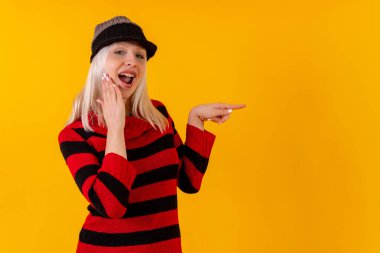 Fotokopi çekilecek, sarı stüdyo arka planında sarışın beyaz kız.