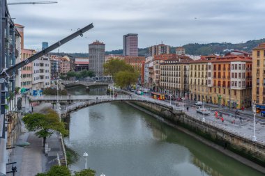 Vizcaya 'nın Bilbao şehrindeki Nervion nehrinin yanındaki Riverside bölgesinde. Bask Ülkesi