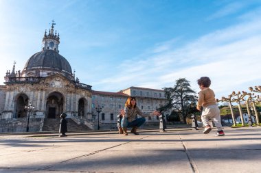 Bir anne ve oğlu Loyola Mabedi 'nde, Azpeitia Barok Kilisesi, Gipuzkoa, Tapınak