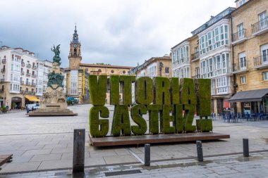 Vitoria-Gasteiz şehri. Plaza de la Virgen Blanca 'da turist tabelası, Araba