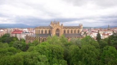 Vitoria-Gasteiz şehri. La Florida Parkı ve Maria Inmaculada Katedrali 'nin hava manzarası, Araba