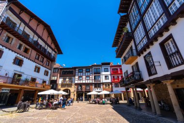 Fuenterrabia 'nın barlarında turizm. Eski bir Hondarribia, Gipuzkoa.