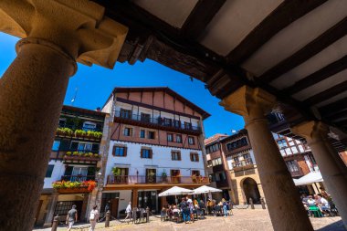 Fuenterrabia 'nın barlarında turizm. Eski bir Hondarribia, Gipuzkoa.