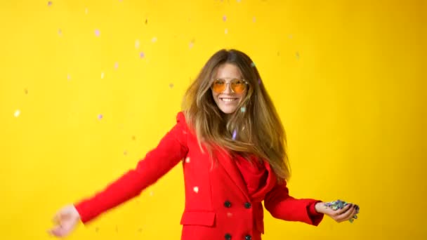 Γυναίκα Έχει Διασκέδαση Κόκκινο Φόρεμα Κίτρινο Φόντο Ρίχνουν Κομφετί Κόμμα — Αρχείο Βίντεο