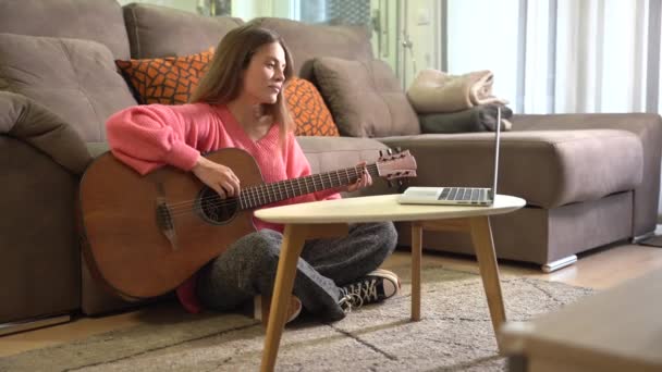 Kvinna Lära Sig Att Spela Gitarr Hemma Med Internet Tutorials — Stockvideo