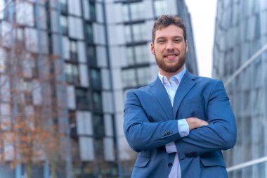 Ofis dışında camdan bir binada kurumsal bir erkek işadamının portresi.