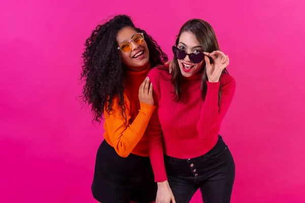 Female Friends Sunglasses Having Fun Pink Background Studio Shot — Φωτογραφία Αρχείου