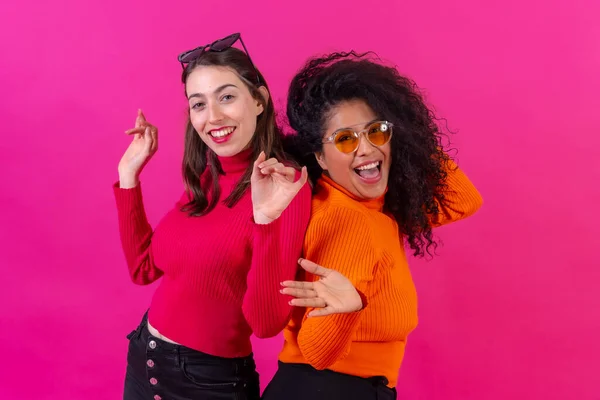 Female Friends Sunglasses Having Fun Dancing Pink Background Studio Shot — Φωτογραφία Αρχείου
