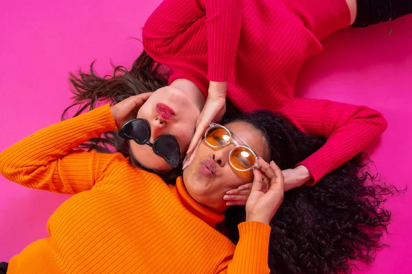Two Multi Ethnic Women Sunglasses Lying Smiling Pink Background Lifestyle — Φωτογραφία Αρχείου