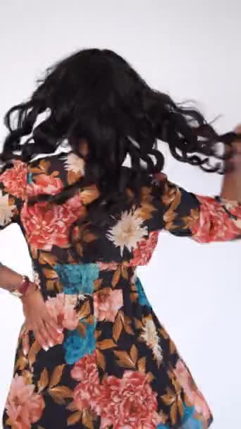白い背景で楽しいダンスをしているMulattoの女性 キューバの伝統舞踊 — ストック動画