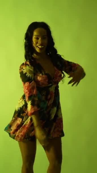 キューバの伝統舞踊 中程度のショットで多くのダンスを笑顔Mulatto女性 — ストック動画