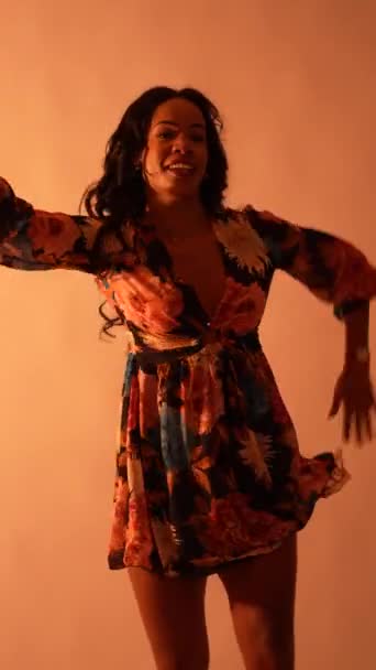オレンジ キューバの伝統舞踊 ミディアムショットで多くのダンスを笑顔Mulatto女性 — ストック動画