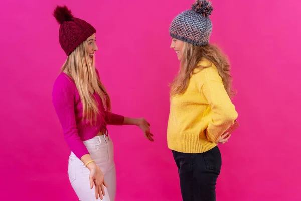 Две Молодые Блондинки Белые Женщины Вручая Подарок Друг Другу Изолированы — стоковое фото