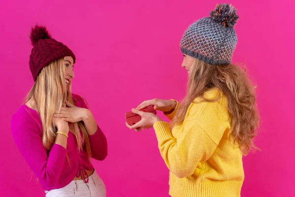Две Молодые Блондинки Белые Женщины Дарят Подарок Изолированном Розовом Фоне — стоковое фото