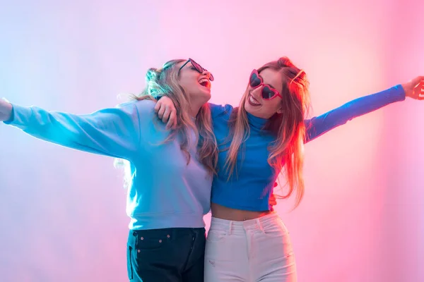 Δύο Νεαρές Ξανθές Καυκάσιες Χορεύουν Στη Ντίσκο Χαμογελούν Και Διασκεδάζουν — Φωτογραφία Αρχείου