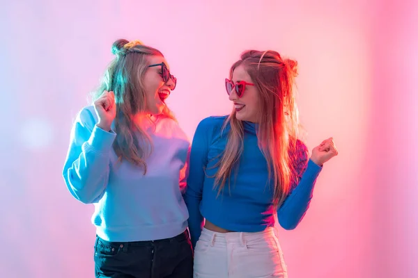 Two Young Blonde Caucasian Women Dancing Disco Smiling Party — Φωτογραφία Αρχείου