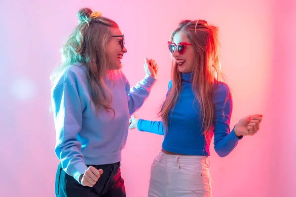 Two Young Blonde Caucasian Women Dancing Nightclub Having Lot Fun — Φωτογραφία Αρχείου