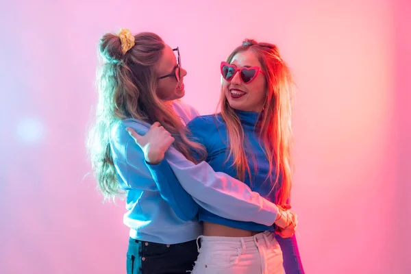 Two Young Blonde Caucasian Women Dancing Nightclub Hugging Each Other — Φωτογραφία Αρχείου