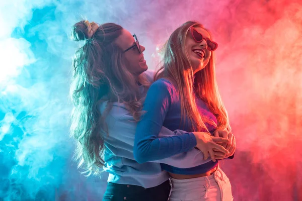 Two Young Blonde Caucasian Women Dancing Nightclub Hugging Each Other — Φωτογραφία Αρχείου