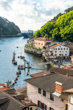 Bahia Pasajes ve San Juan kıyı belediyesi San Sebastian, Gipuzkoa, İspanya