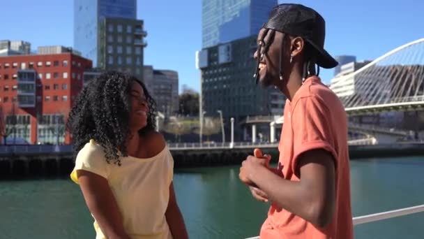 Mujeres Afroamericanas Jóvenes Ciudad Estilo Vida Amigos Abrazaron Caminar Divirtiéndose — Vídeo de stock