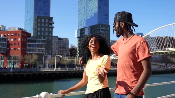 Mujeres Afroamericanas Jóvenes Ciudad Estilo Vida Amigos Abrazaron Caminar Divirtiéndose — Vídeos de Stock