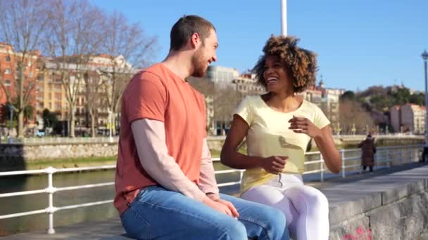 Multiracial Couple Streets City Lifestyle Sitting Talking Weekend — Stok Video