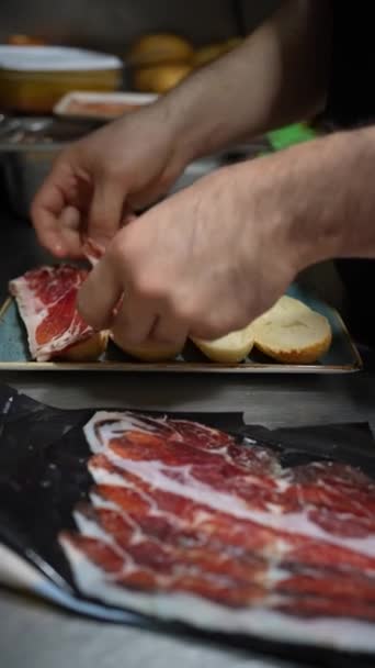 Μάγειρας Που Ετοιμάζει Σάντουιτς Και Σουβλάκι Ζαμπόν Σεράνο Στην Κουζίνα — Αρχείο Βίντεο