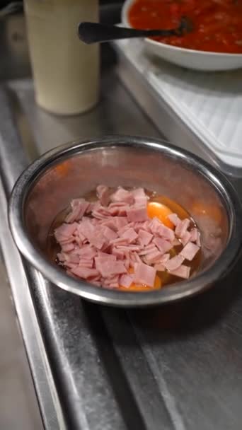 Cook Preparing Ham Cheese Omelette Kitchen Bar Restaurant — Stock Video