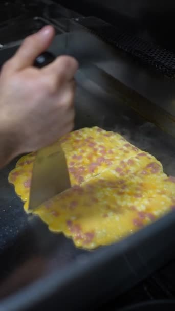 Ένας Μάγειρας Τηγανίζει Ζαμπόν Τορτίγια Τυρί Στο Ταψί Στην Κουζίνα — Αρχείο Βίντεο
