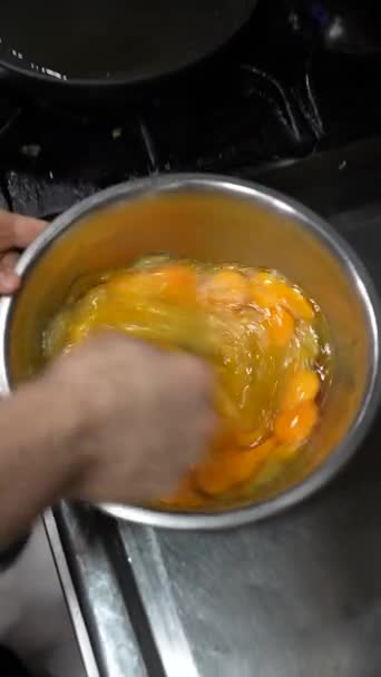 鍋にフォークで卵を泡立てるコックバーやレストランのキッチンでジャガイモオムレツ — ストック動画