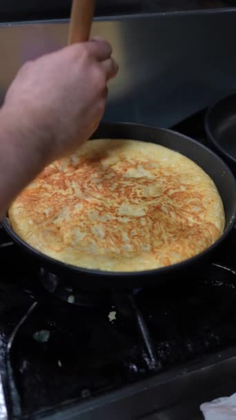 Cook Frying Egg Potato Pan Potato Omelette Kitchen Bar Restaurant — Vídeos de Stock