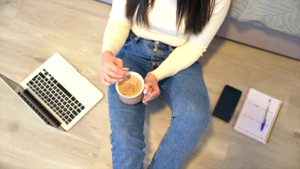 Ręce Kobiety Komputerem Siedzącej Kanapie Gorącą Kawą Tysiąclecia Social Media — Wideo stockowe