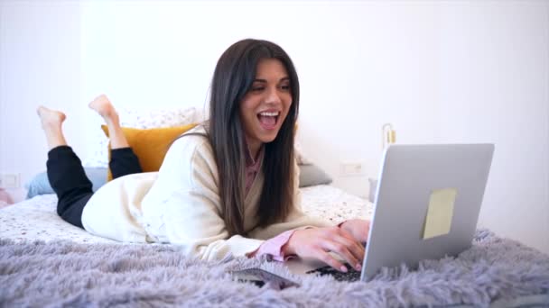 Junge Frau Mit Laptop Bett Millennial Social Media Blog — Stockvideo
