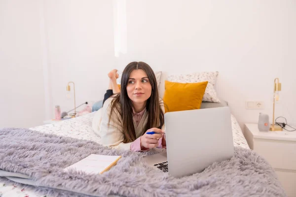 Jonge Vrouw Met Behulp Van Haar Laptop Personal Computer Bed — Stockfoto