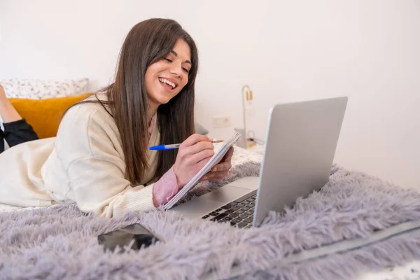 在床上使用笔记本电脑 远程办公 远程工作 在议程上写作的妇女 — 图库照片