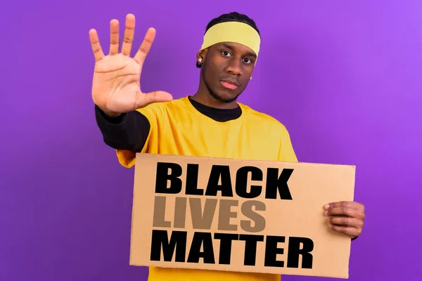 Black Ethnic Man Yellow Clothes Purple Background Pointing Holding Sign — Stock Photo, Image
