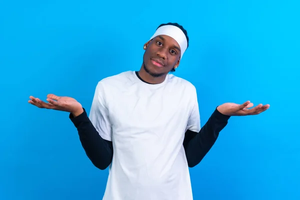 Schwarzer Ethnischer Mann Weißer Kleidung Auf Blauem Hintergrund Der Die — Stockfoto