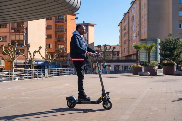 Černý Etnický Skateboarding Elektrickém Skateboardu Koncept Nové Mobility — Stock fotografie