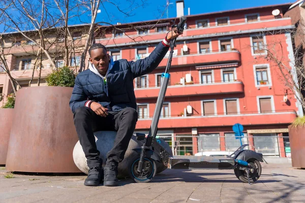 Πορτρέτο Της Μαύρης Εθνοτικής Αρσενικό Skateboarding Ένα Ηλεκτρικό Skateboard Στην — Φωτογραφία Αρχείου
