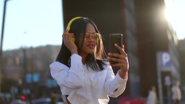 Mujer Afroamericana Escuchando Música Con Auriculares Atardecer Ciudad — Vídeos de Stock