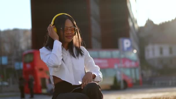 Mujer Afroamericana Escuchando Música Con Auriculares Atardecer Ciudad Música Línea — Vídeos de Stock