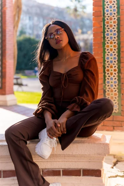Retrato Una Hermosa Joven Africana Natural Sonriendo Sentada Parque Aire — Foto de Stock